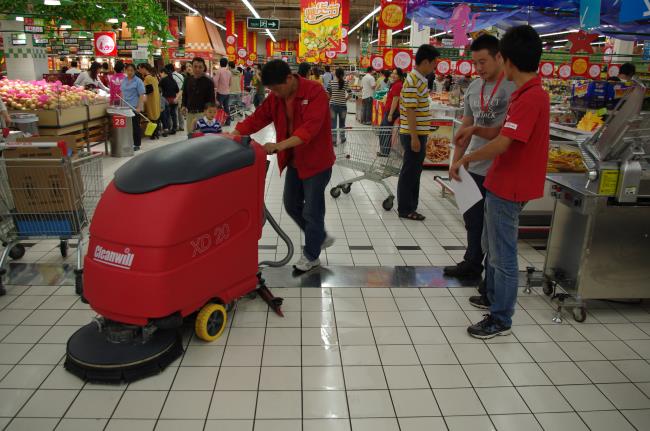手推式洗地机在超市里面应用